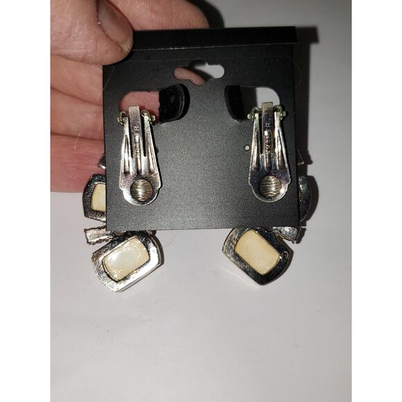 A Vintage Pair of Kramer Earrings Ear Climber Clip Back Milk Glass Wedding - Picture 4 of 9